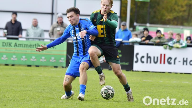 Michael Janner (rechts) von der DJK Ammerthal (hier im Zweikampf mit Malik Pankey vom FSV Erlangen-Bruck) brachte seine Mannschaft mit 1:0 in Führung. Bild: Hubert Ziegler