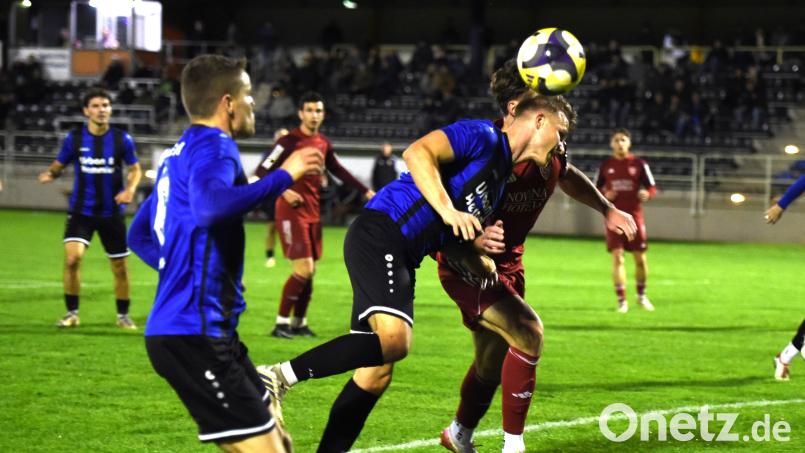 Kopfball von Christoph Fenninger, links beobachtet Niklas Lang die Szene: Die SpVgg SV Weiden rettete sich am Freitagabend in der Nachspielzeit zu einem 2:2-Unentschieden gegen den TSV Kornburg. Bild: Gerhard Büttner