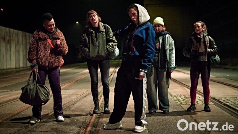 Die Gruppe vom „Female Fight Club“ macht sich auf den gemeinsamen Heimweg. Bild: Sandra Hoever/ZDF/dpa