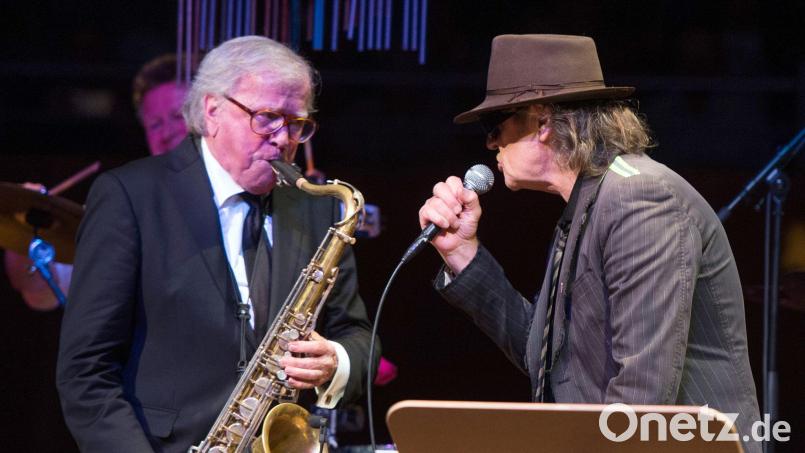 Doldinger musizierte immer wieder mit Lindenberg - wie hier 2016 bei einem Konzert in Düsseldorf zu Doldingers 80. Geburtstag. (Archivbild) Bild: picture alliance / dpa