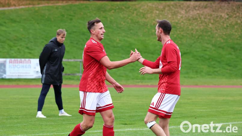 Zwei Torschützen unter sich: Michael Busch (rechts) steuerte zwei, Daniel Bergmann einen Treffer zum Vohenstraußer 4:0-Heimsieg gegen Inter Bergsteig Amberg bei. Bild: Dieter Jäschke