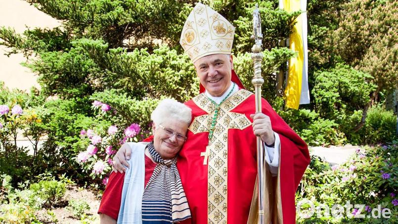 Der 25. Mai 2012 ist für Marianne Mendl ein unvergesslicher Tag. Kein Geringerer als der damalige Diözesanbischof Gerhard Ludwig Müller posierte mit ihr zum Foto und stellte dabei fest: „Sind wir nicht ein schönes Paar?“ Bild: u