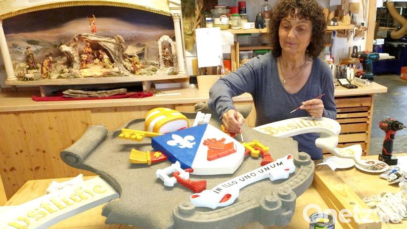 Sichtlich erfreut ist Lisa Schinner über ihr gelungenes Werk, das nun fast fertig ist. Es motiviert sie, sich vielleicht an anspruchsvolle Aufgaben zu wagen. Bild: ld