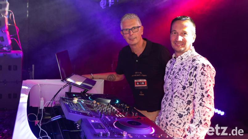 Zwei echte Atlantis-Urgesteine: DJ Andy und Oberpfalz DJ Karagiosis bringen das Lebensgefühl der Kult-Disco aus Windischeschenbach zurück auf die Tanzfläche. Bild: Roland Wellenhoefer