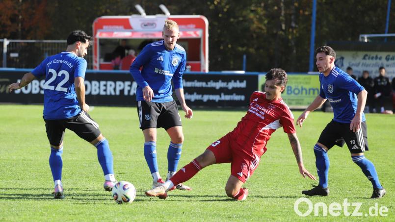 Der SV Etzenricht bot kämpferisch eine gute Partie gegen den Favoriten TSV Seebach, Bock, Scheler und Ermer schaffen hier die Überzahl Bild: war