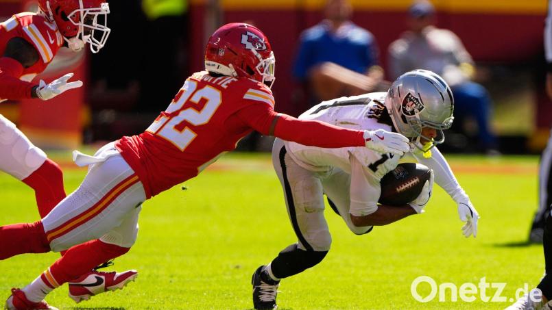 Die Defensive der Kansas City Chiefs (li. Trent McDuffie) ließ keinen einzigen Punkt der Las Vegas Raiders zu. Bild: Charlie Riedel/AP/dpa