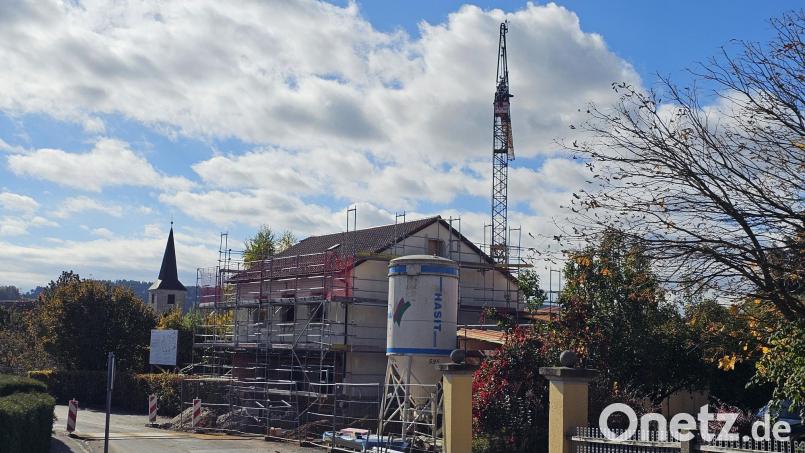 Seit einigen Wochen thront neben den Kirchtürmen auch ein Kran über den Dächern Krummennaabs und markiert das neue entstehende soziale Zentrum im Herzen des Dorfes. Bild: vsr