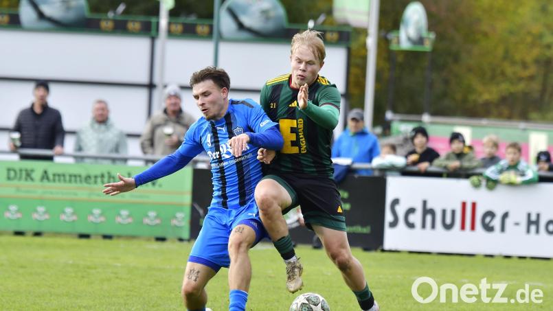 Michael Janner (rechts) von der DJK Ammerthal (hier im Zweikampf mit Malik Pankey vom FSV Erlangen-Bruck) brachte seine Mannschaft mit 1:0 in Führung. Bild: Hubert Ziegler