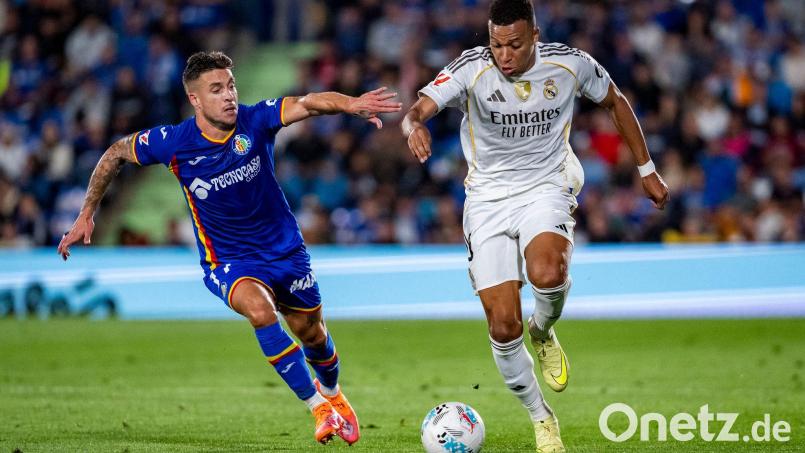 Superstar Kylian Mbappé (r) verhalf Real Madrid zum Arbeitssieg in Getafe. Bild: Alberto Gardin/ZUMA Press Wire/dpa