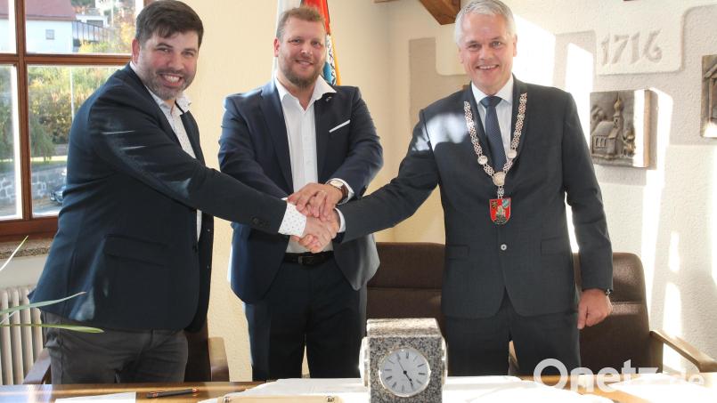 &quot;Auf unsere Partnerschaft!&quot; Sie haben die Bürgermeister Thomas Meiler (rechts) und Jan Bozděch (links) besiegelt. David Vereš hat im Vorfeld mit dazu beigetragen. Bild: pi