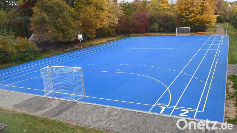 &quot;Unser neues Bad&quot; frotzelt man derzeit in Poppenricht. Der blaue Belag des neuen Allwetterplatzes der Grundschule erinnert manchen an den Anstrich eines Schwimmbeckens. Bild: gf