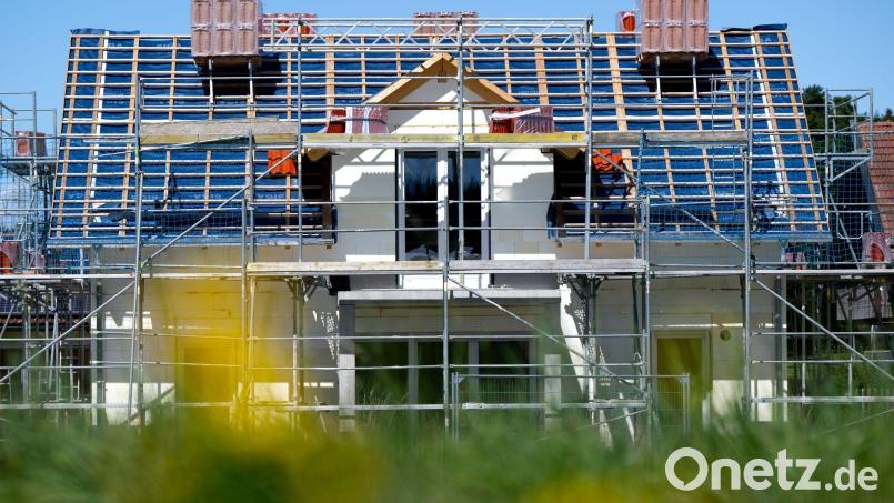 Mit steuerlichen Anreizen muss der Bund nach Ansicht der Fraktionschefs von CDU und CSU aus Baden-Württemberg und Bayern den Wohnungsbau in Deutschland wieder in Schwung bringen. (Illustration) Bild: Sven Hoppe/dpa