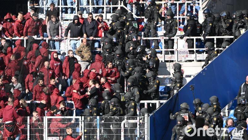 Die Polizei musste die aggressive Stimmung zwischen den Fan-Lagern beruhigen. Bild: Uli Deck/dpa