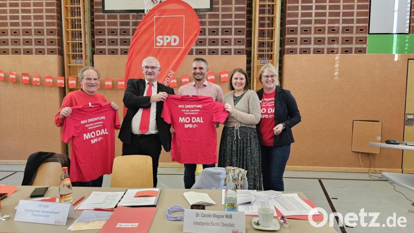 Muhammet &quot;Mo&quot; Dal aus Erbendorf (Mitte) geht für die Tirschenreuther Kreis-SPD ins Rennen um das Amt des Landrats. Die Kreisvorsitzenden Karl Georg Haubelt und Uli Roth sowie MdB Carolin Wagner und die Ortsvorsitzende Petra Thomas (von links) unterstützen ihn. Bild: vsr