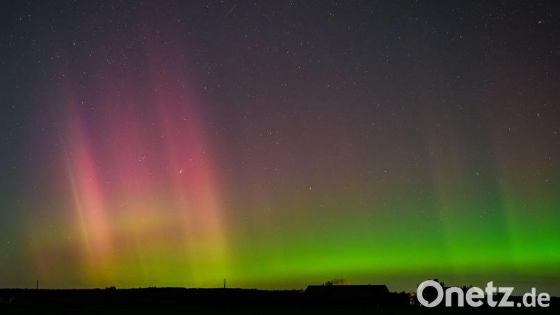Polarlicht und Komet leuchten am Nachthimmel. Bild: Patrick Pleul/dpa