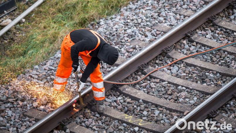 Die Bahn will 2026 in Bayern zusätzlich knapp 40 Kilometer neue Gleise und 20 neue Weichen verlegen. (Symbolbild) Bild: Daniel Vogl/dpa