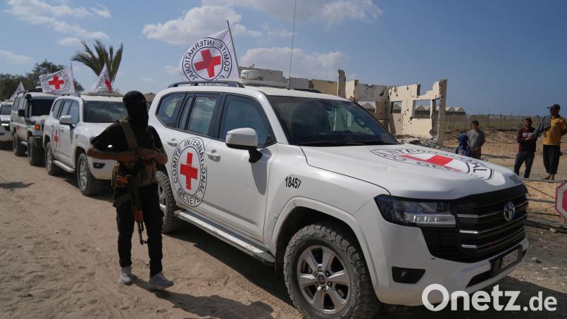 Die Hamas hat eine weitere Leiche an das Rote Kreuz übergeben, bei der es sich mutmaßlich um eine getötete Geisel handelt. (Archivbild) Bild: Abdel Kareem Hana/AP/dpa