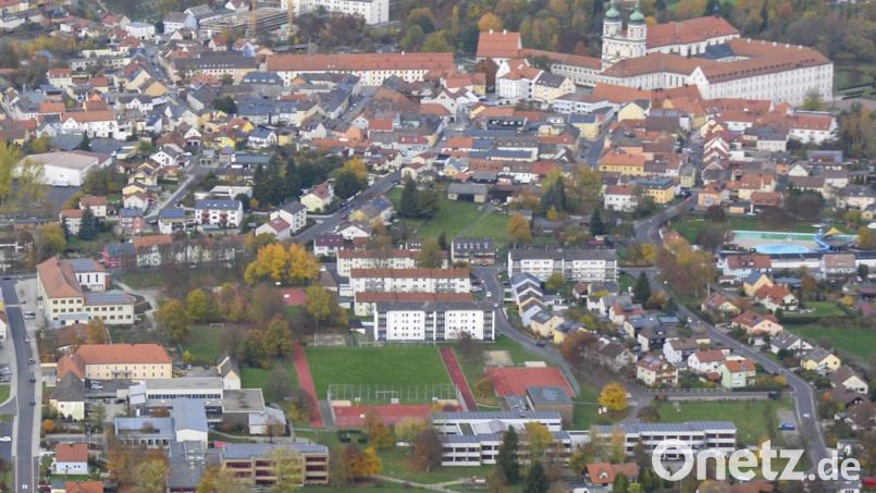 Aus zwei Realschulstandorten in Waldsassen soll mittelfristig einer werden. Im Rennen für Erweiterungsflächen sind sowohl die Mädchenrealschule auf dem Klosterareal (oben rechts) als auch die Realschule im Stiftland (unten links). Archivbild: mür