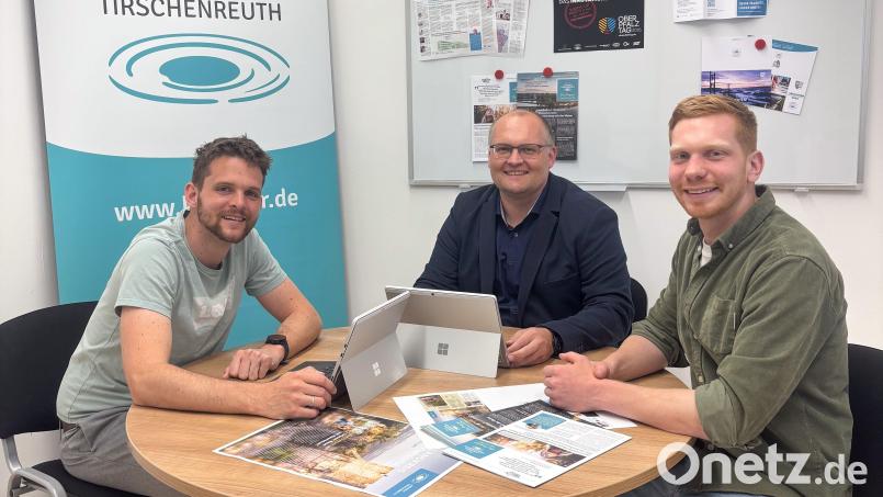 Wolfgang Fenzl (Mitte) leitet seit Februar 2025 das Team Öffentlichkeitsarbeit im Landratsamt. Weiterer Pressesprecher ist Fabian Polster (links). Neu dabei ist der Grafikdesigner Dominik Göhl (rechts). Bild: Lena Schedl/Landratsamt Tirschenreuth
