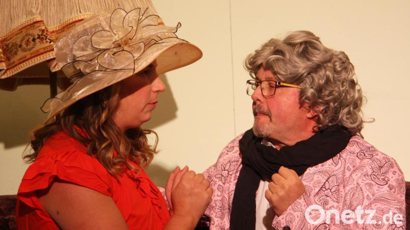 Den Dirigenten Ludwig (Kunibert Reiß) und die Sängerin Mirabelle (Simone Zitzlmann) verbinden mehr als nur die Musik. Bild: wro