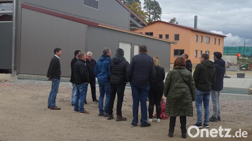 Auf der Bauhof-Baustelle bei Knölling steht das Verwaltungsgebäude (im Hintergrund) bereits. Vorne befindet sich eine Fahrzeughalle. Bild: Houschka
