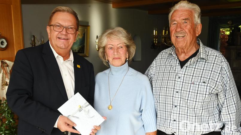 Seit 65 Jahren sind Ingeborg und Karl Vieracker verheiratet. Dazu gratulierte Bürgermeister Martin Preuß (links) mit Amberger Stadtgeld. Bild: gf