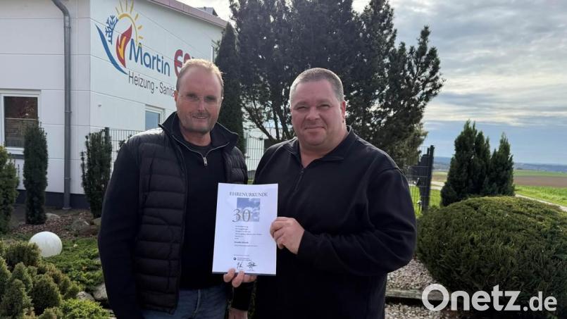 Roland Müller (rechts) feiert 30-jähriges Betriebsjubiläum bei Heizungsbau Martin Ertl GmbH, wozu ihm sein Chef Martin Ertl gratulierte. Bild: Martin Ertl