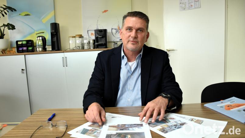 Rudolf Kreuzer, Leiter des Kolping-Bildungswerks Ostbayern, ist glücklich über die neuen Räume für die Außenstelle in Kemnath. Bild: ubb