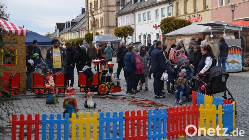 Für die jüngeren Marktbesucher drehte eine kleine Eisenbahn ihre Runden. Bild: ak