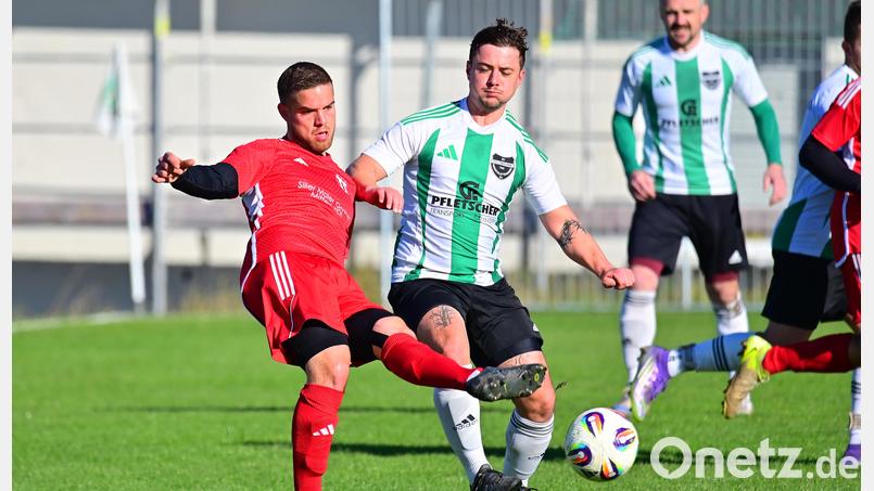Der SV Pechbrunn um Daniel König (rechts) konnte sich im Derby gegen den TSV Konnersreuth und Thomas Neumann (links) den ersten Punkt der Saison sichern. Bild: Schrems, Thomas
