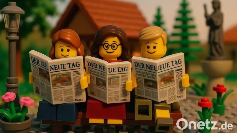 Hundslinger-Szene im Kleinformat: Denise Helmschrott aus dem Filmteam Lichttechnik hat für Beiträge in Sozialen Medien auch diese Zeitungslesergruppe nachgebaut. Das Original aus "Hundslinger Hochzeit" wird demnächst im Open-Air-Kino in Friedenfels gezeigt. Bild: Stonewoodfilm e.V.