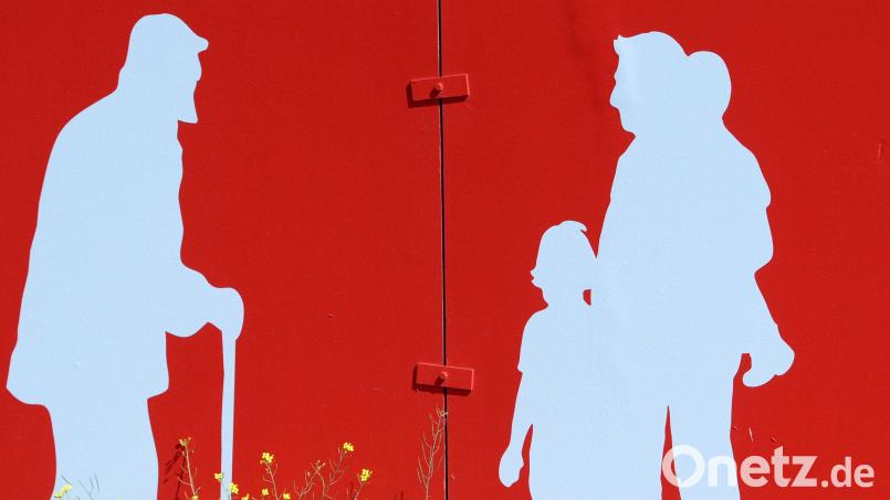 Der Altersschnitt der Bevölkerung im Landkreis Tirschenreuth liegt deutlich über den Werten in Bayern und der Oberpfalz. Damit alle Generationen hier dennoch ein gutes Umfeld vorfinden, wurde ein Strategiepapier erarbeitet. Symbolbild: Jens Kalaene/dpa