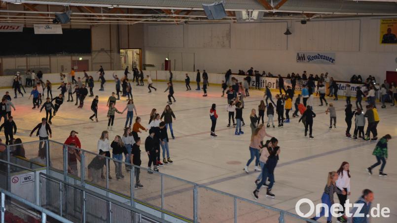 Viel Platz zum Eislaufen bleibt bei manchen Disco-Terminen am Samstag in der Mitterteicher Halle nicht. Aus allen Ecken des Landkreises transportieren Busse die jungen Besucher. Archivbild: jr