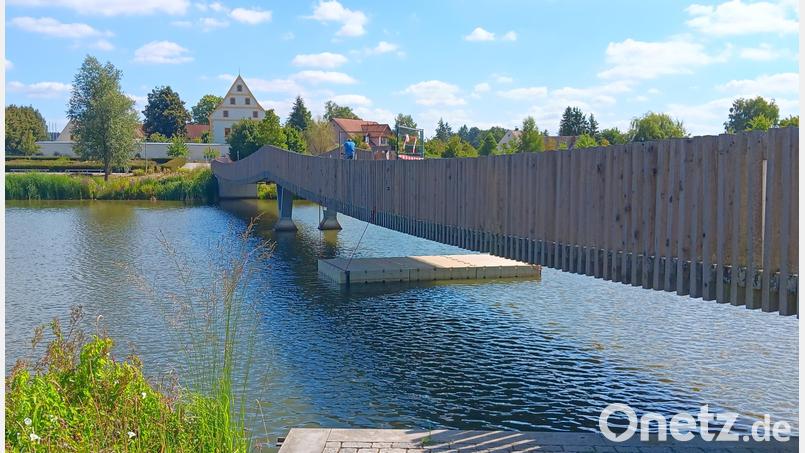 Eine schwimmende Arbeitsbühne unter der Brücke erleichtert den Zugang zu den schadhaften Holzbalken, die ausgetauscht werden müssen. Bild: as