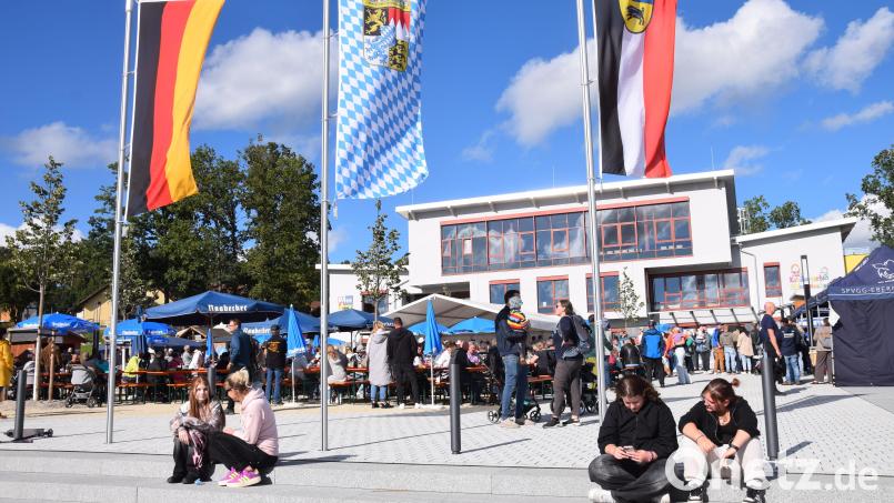 Der neu angelegte Rathausplatz in der Neuen Mitte ist ein zentraler Treffpunkt der Gemeinde. Bild: bö