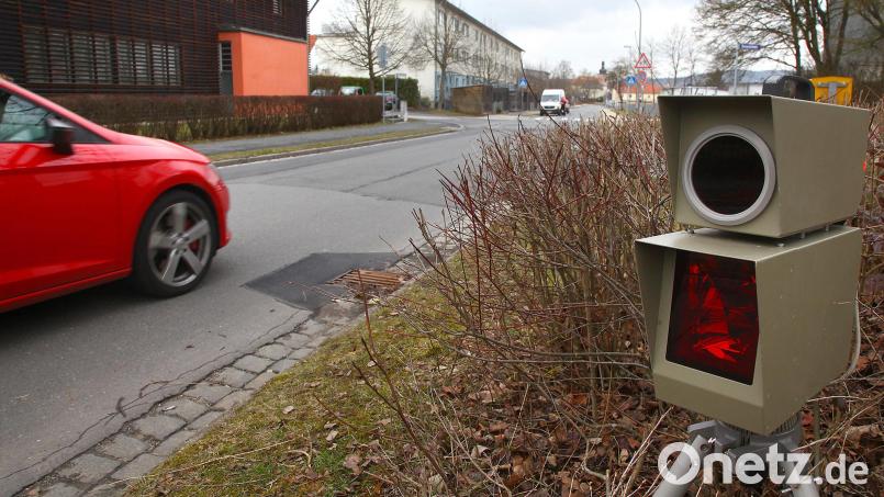 Bitte lächeln! Wer geblitzt wird, kann über die beiden Wörter eher nicht lachen. In der Stadt Amberg hat es im Jahr 2024 insgesamt 6460 Mal geblitzt. Archivbild: Wolfgang Steinbacher