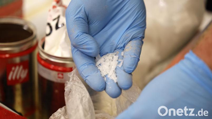 Eine Bande von acht Personen soll unter anderem mit großen Mengen an Crystal Meth gedealt haben. Nun sitzt die Lebensgefährtin des Kopfes der Vereinigung auf der Anklagebank des Landgerichts Amberg. Symbolbild: Thomas Banneyer/dpa