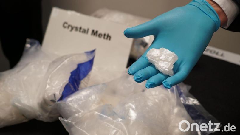 Eine kriminelle Bande aus der Oberpfalz soll mit Crystal Meth und Schusswaffen gehandelt haben. Vor dem Landgericht in Amberg muss sich nun die Partnerin des mutmaßlichen Bandenchefs verantworten. Symbolbild: Frank Bründel/Citynewstv/dpa/Archivbild