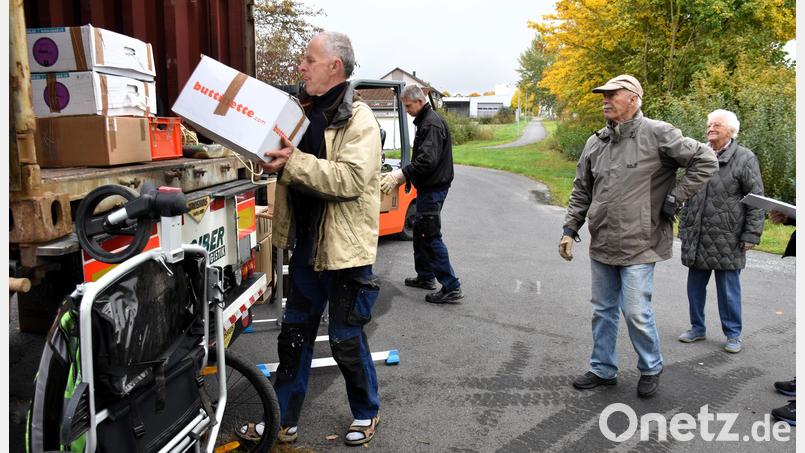 Wie am Fließband wird der Container beladen. Geroldine Ondrusek (hinten rechts) darf zuschauen. Die heute 94-jährige Tirschenreutherin hat die Aktion Solidarität vor über 40 Jahren gegründet. Bild: ubb