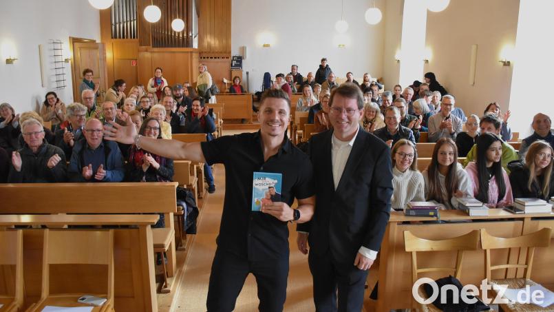 Chris Krömer (links) mit Pfarrer Andreas Kraft bekam nach seinem Vortrag und den Geschichten von sich und seiner Oma Lissi viel Applaus von den Teilnehmern und Teilnehmerinnen des diesjährigen Evangelischen Stiftlandtages. Bild: ubb