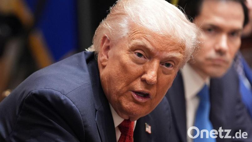 Trump wurde auf seine frühere Äußerung angesprochen, dass die Ukraine von Russland besetzte Gebiete zurückgewinnen könnte. Bild: Evan Vucci/AP/dpa