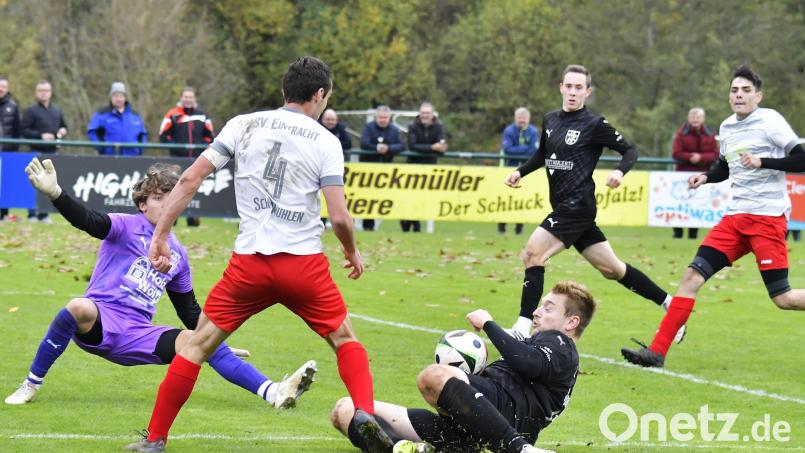 Der SV Schmidmühlen unterlag dem FC Rieden mit 0:1: Für große Aufregung sorgte diese Szene Anfang der zweiten Halbzeit, als Kapitän Michael Mehringer (Zweiter von links) vom SV Schmidmühlen alleine vor Torhüter Ben Lontke (links) vom FC Rieden auftauchte und Daniel Wein (Dritter von links) vom FC Rieden die Szene zwar klären konnte, die Schmidmühlener jedoch Handspiel reklamierten, was jedoch keinen Elfmeter einbrachte. Bild: Hubert Ziegler