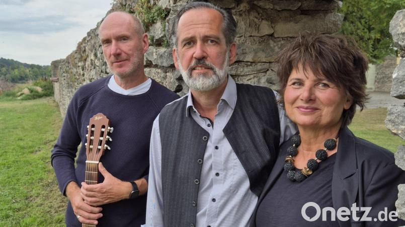 Rainer Turba, Manuela und Hubert Dennerlohr servieren dem Publikum eine schwarzbittere Melange aus Texten und Liedern Bild: Paul Dennerlohr/exb