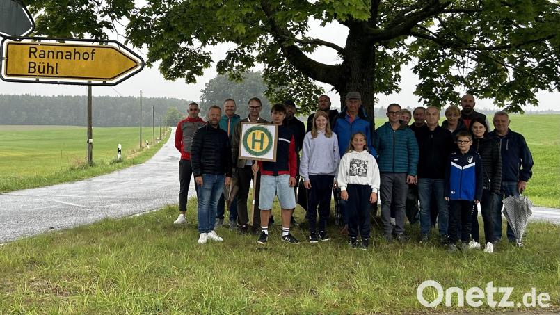 Bürger von Bühl mit Vertretern der Freien Wähler an der Stelle, an der sich die Dorfgemeinschaft eine neue Haltestelle wünscht. Die bisherige Haltestelle an der Staatsstraße erachten viele als zu gefährlich. Bild: Mathias Demel