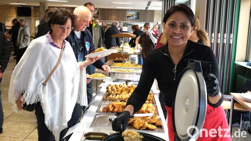 Die aus Indonesien stammende Elisabeth Schön (rechts) servierte am Tisch der &quot;Internationalen Freundschaftsliga“ Reis, Fleischtaschen und Kartoffelfrikadellen nach Rezepten aus ihrer Heimat. Bild: Hirsch