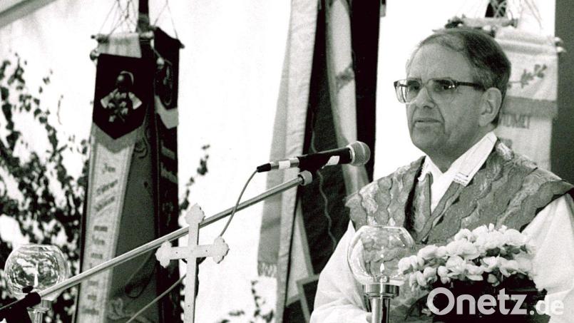 Pfarrer Georg Maria Witt war immer nah bei den Gläubigen. Das Bild zeigt ihn 1994 bei einem Gottesdienst im Freien. Archivbild: Archiv Der neue Tag