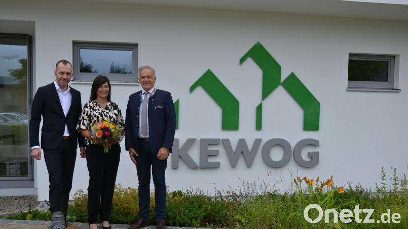 Die Kewog steht vor einem Geschäftsführerwechsel. Aufsichtsratsvorsitzender Roland Grillmeier (rechts) stellte die neue Doppelspitze vor: Rainer Hecht und Marion Scharnagl-Neid übernehmen ab 2026 die Leitung. Bild: as