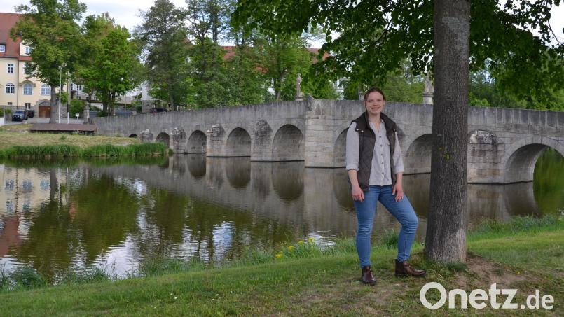 Mit der Fischhofbrücke und dem angrenzenden Park hatte Stephanie Wenisch eine touristische Perle gleich neben ihrem Arbeitsplatz. Nach 13 Jahren im Landratsamt Tirschenreuth wendet sich die Tourismus-Expertin nun neuen Aufgaben zu. Bild: as