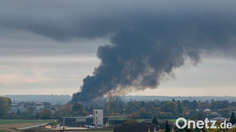 In Sontheim an der Brenz ist in einem Recyclingbetrieb Feuer ausgebrochen. Bild: Stefan Puchner/dpa