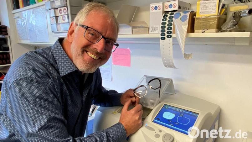 50 Jahre Optiker, 50 Jahre im gleichen Unternehmen: Karl Schweiger hat in seinem Beruf viele Veränderungen mitgemacht. Bild: Völkl